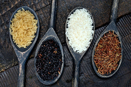Různé druhy rýže v lžících