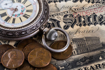Orologio da tasca antico e denaro