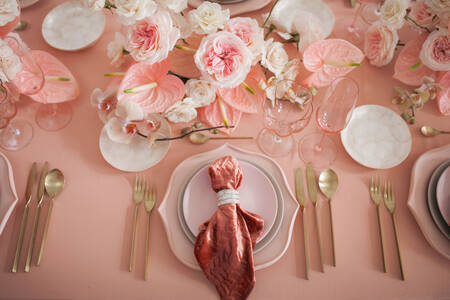 Cenário de mesa de casamento em tons de rosa