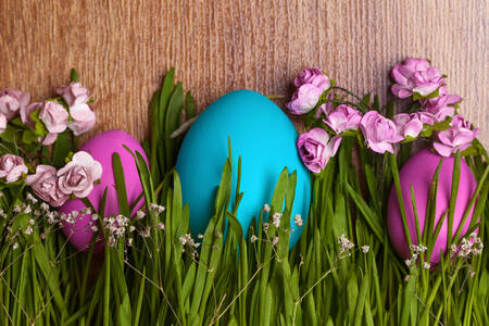 Huevos de Pascua en la hierba