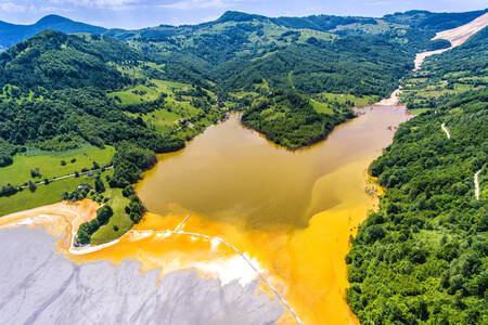 Lago tóxico en Rumania
