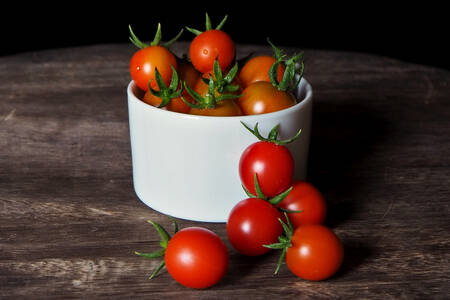 Tomates cereja numa chávena branca