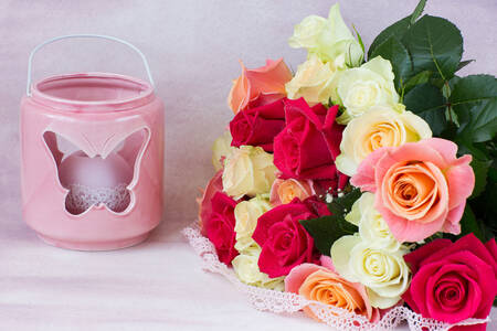 Bouquet de roses et un chandelier