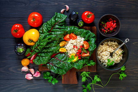 Pirinč i povrće na stolu