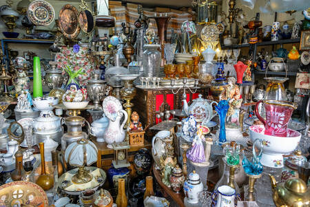 Objets vintage sur un marché de rue