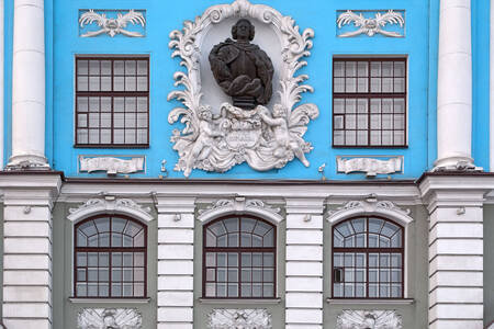 Die Fassade des Gebäudes der Marineschule