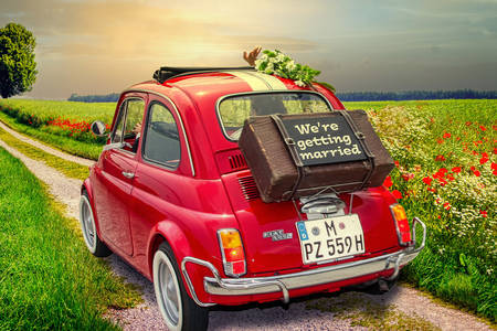 Красный автомобиль для свадебного путешествия