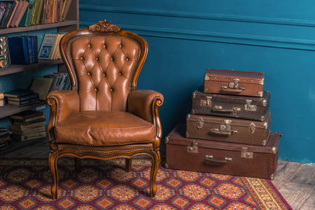 Antik fotel és bőröndök