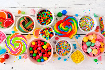 Разноцветни бонбони и близалки