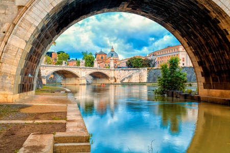 Γέφυρα πάνω από τον ποταμό Τίβερη στη Ρώμη