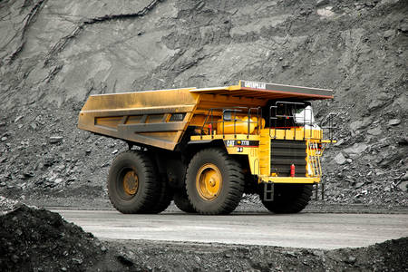 Camion con cassone ribaltabile in una miniera di carbone
