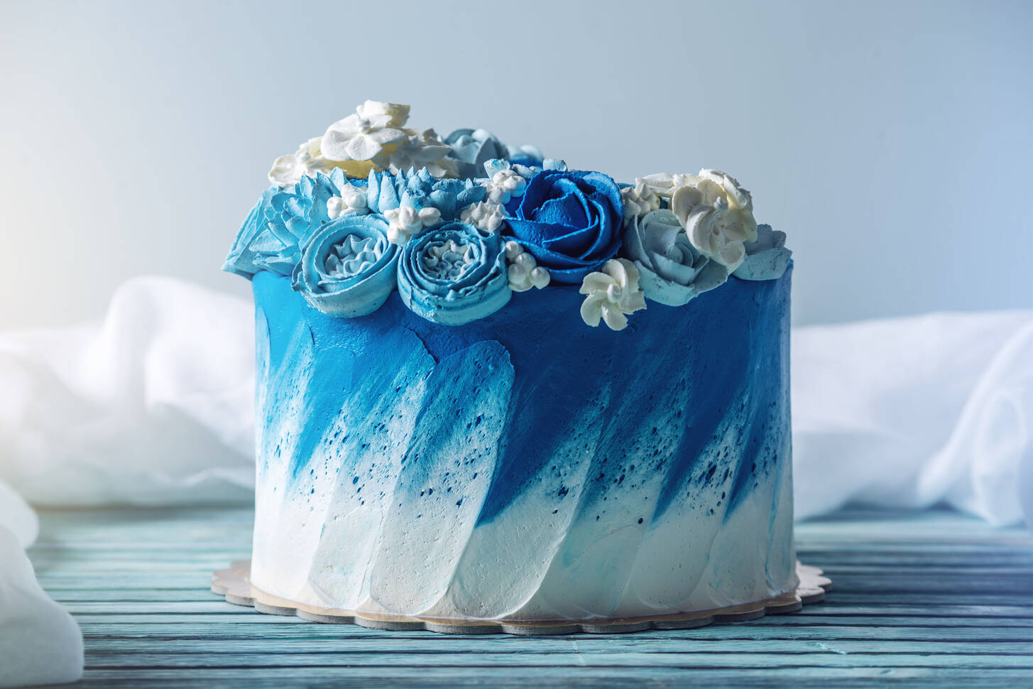 Торт в голубых тонах украсить красиво цветами из сливок