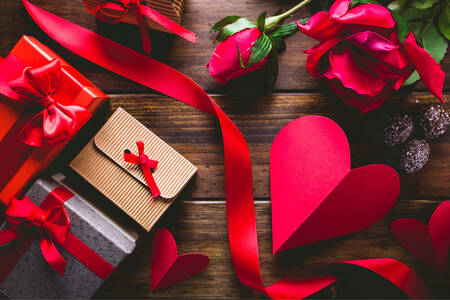 Geschenke, Rosen und Herzen