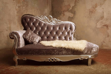 Aksamitna sofa w stylu barokowym