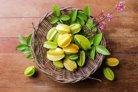 Carambola en una canasta