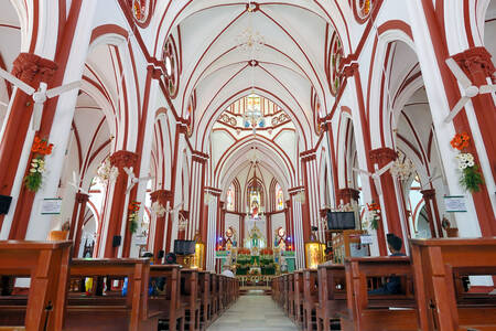 Interiér baziliky Nejsvětějšího Srdce Ježíšova v Puducherry