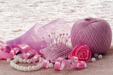 Růžová saténová stuha, špendlíky a perly