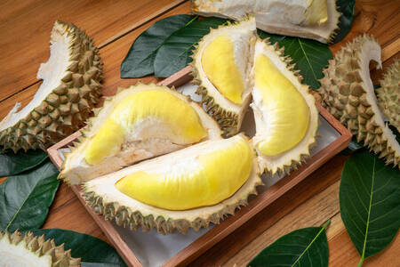 Durian sobre una mesa de madera