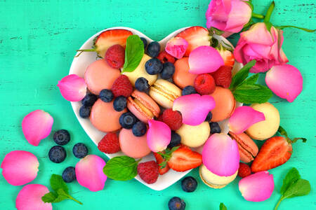 Macarons con frutti di bosco e petali di rosa