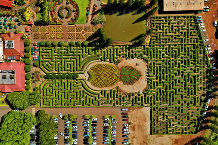 Blick von oben auf einen Labyrinth-Park