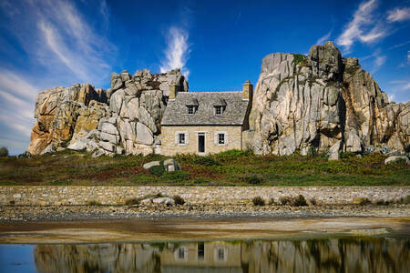 Haus zwischen den Felsen