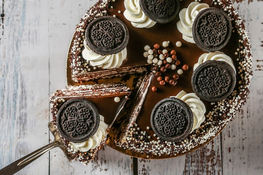 Chocolate cake with cookies