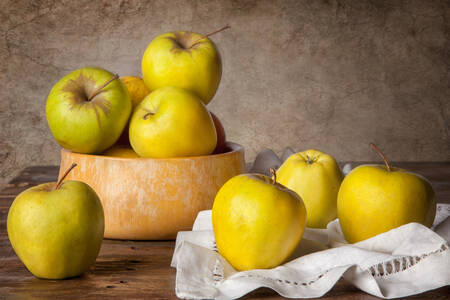 Pommes jaunes sur la table
