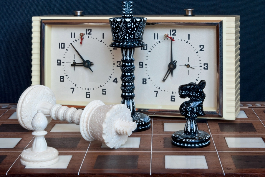 Orologio da scacchi e pezzi