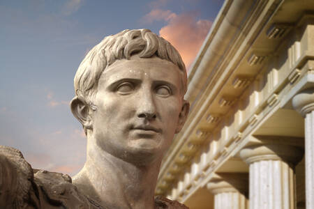 Statue de Jules César Auguste à Rome
