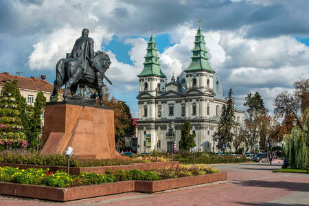 Vista da Catedral da Imaculada Conceição da Bem‑Aventurada Virgem Maria em Ternopil