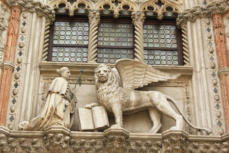 Sculptures sur Porta della Carta