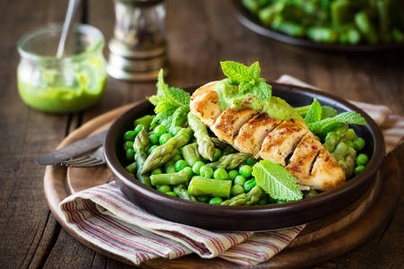 Chicken breast with green peas and asparagus