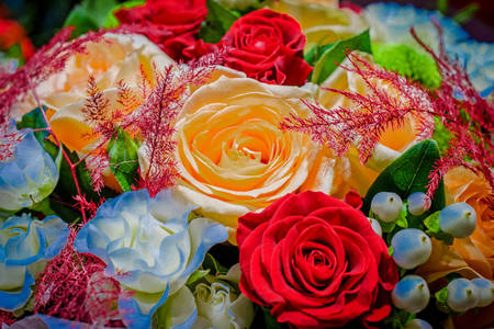 Букет от цветни рози