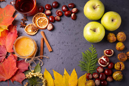 Pommes, châtaignes et feuilles d'automne