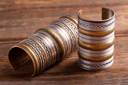 Bracelets sur une table en bois