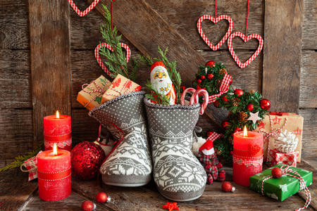 Cadeaux et bonbons en bottes tricotées