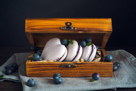 Macarons com mirtilos em uma caixa de madeira