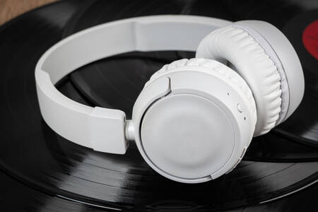 Бели слушалки