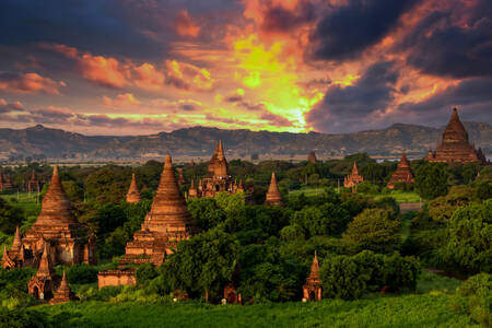 Tempels en pagodes bij zonsondergang
