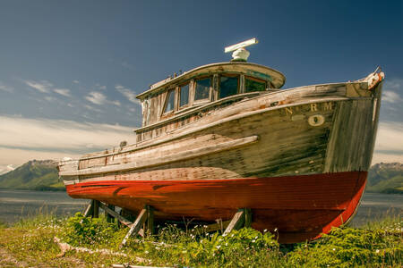 Oude boot aan de kust