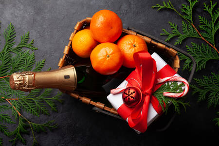 Champagner, Mandarinen und ein Geschenk