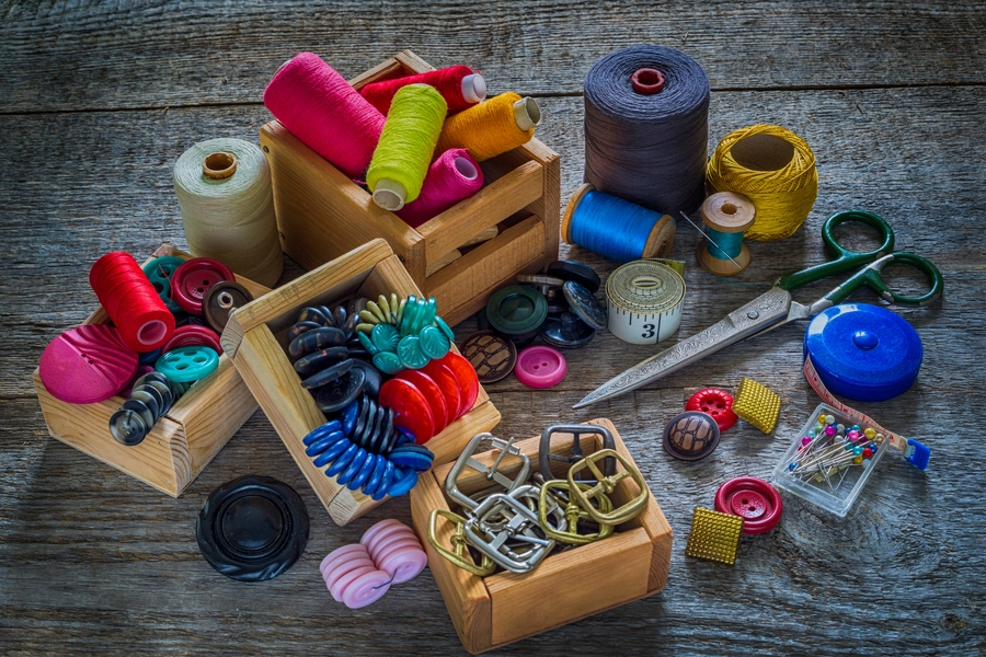 Naai-accessoires op tafel
