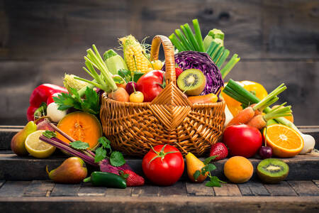 Friss gyümölcsök és zöldségek egy kosárban