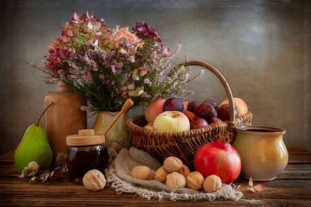 Virágok, gyümölcsök és dió az asztalon