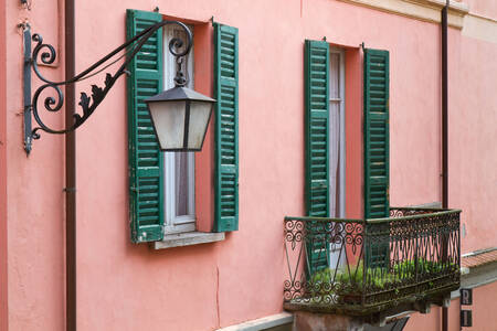 De gevel van het roze huis