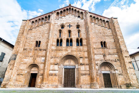 Fasad Basilika San Michele Maggiore di Pavia