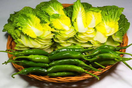 Cheongyang pepper and bomdong leaves in a basket