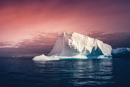 Un iceberg contra el cielo del atardecer