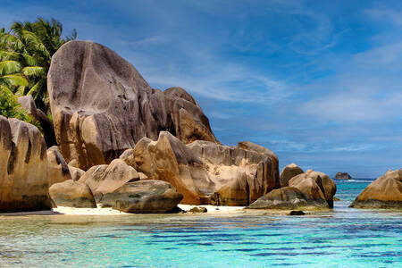 Скали на тропически плаж