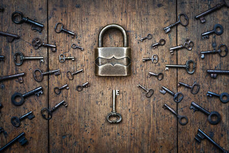Kunci dan gembok pintu antik